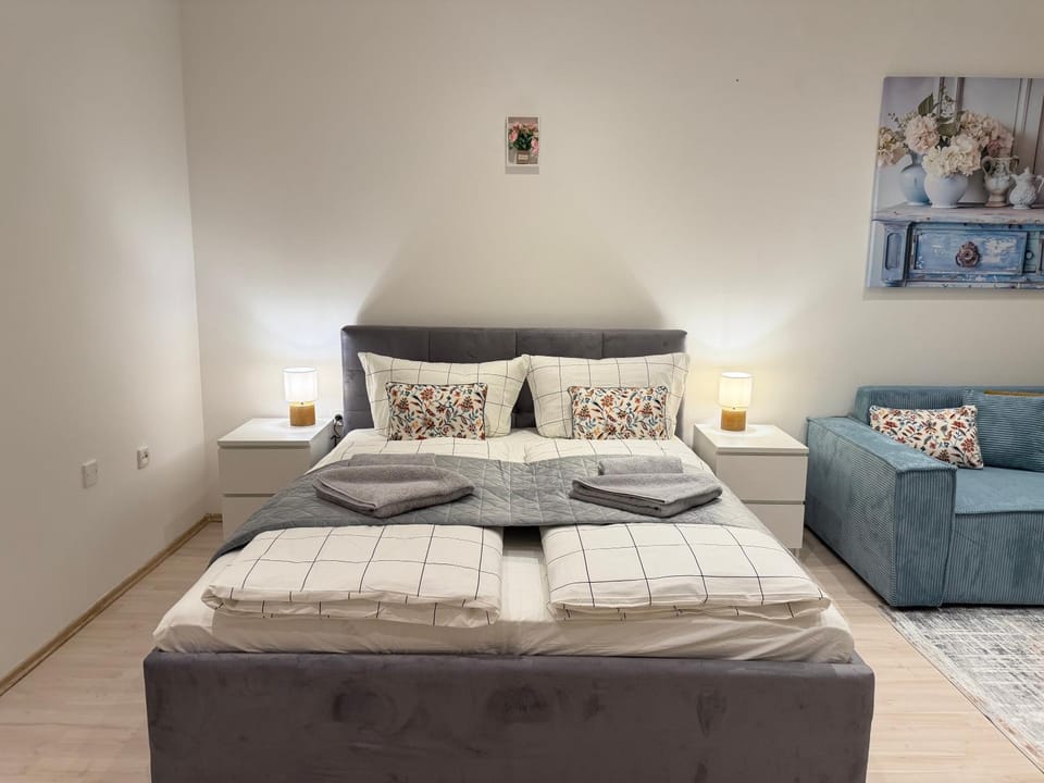 Bed, Living room, Seating area