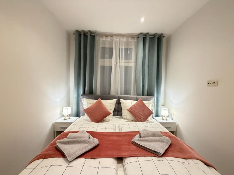 Bed, Bedroom, towels