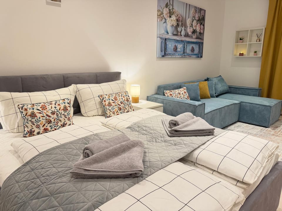 Bed, Living room, Seating area, towels
