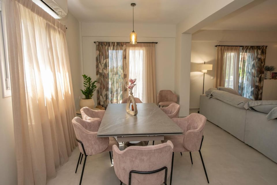 Living room, Seating area, Dining area