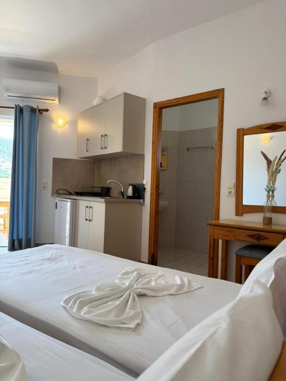 Bed, Kitchen or kitchenette