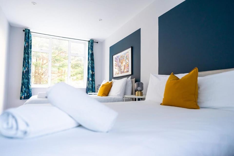 #148 Modern Apartment 2 - Bournemouth BH 4 - Sleeps 10 - Perfect for families Apartment in Poole