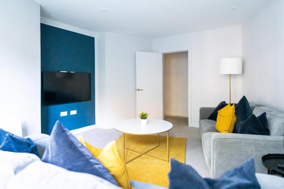 #148 Modern Apartment 2 - Bournemouth BH 4 - Sleeps 10 - Perfect for families Apartment in Poole