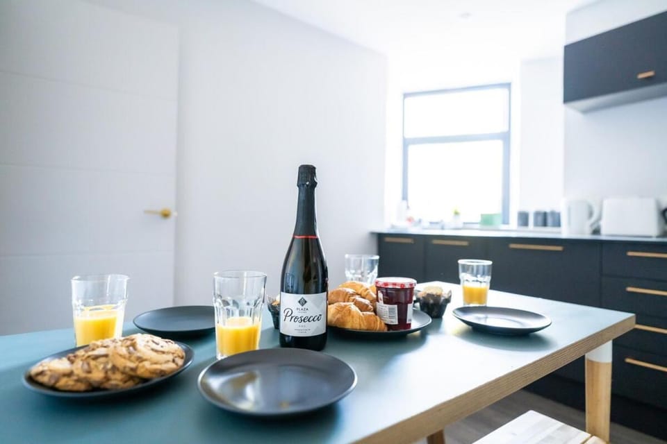 #148 Modern Apartment 2 - Bournemouth BH 4 - Sleeps 10 - Perfect for families Apartment in Poole