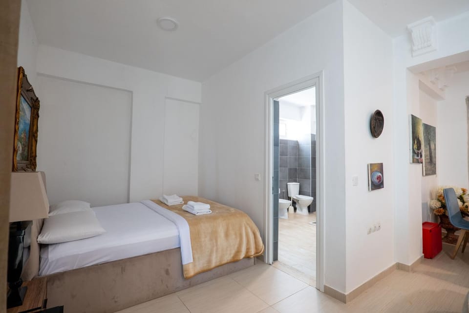 Photo of the whole room, Bedroom, towels