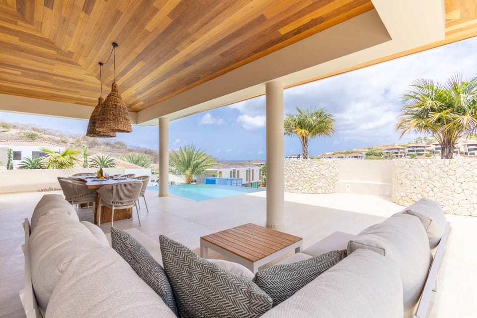 NEW 4BR Villa with 2 Pools at Blue Bay Villa in Sint Michiel