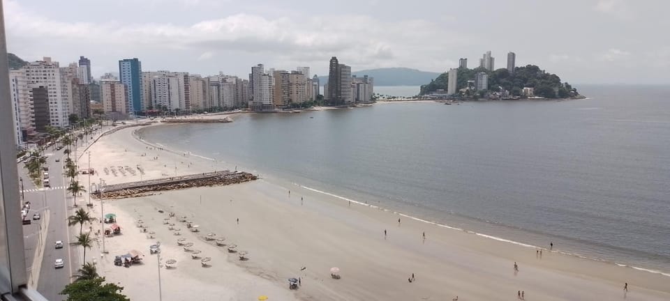 Pe na areia Vista de cinema São Vicente SP 1 mi da praia Apartment in Santos