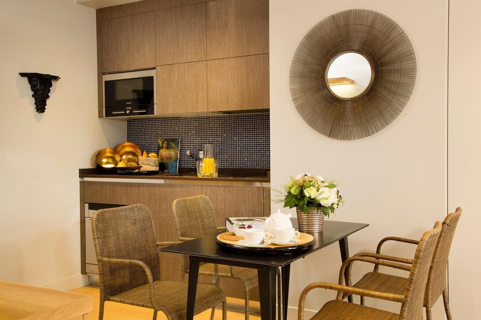 Coffee/tea facilities, Kitchen or kitchenette, Decorative detail, Dining area