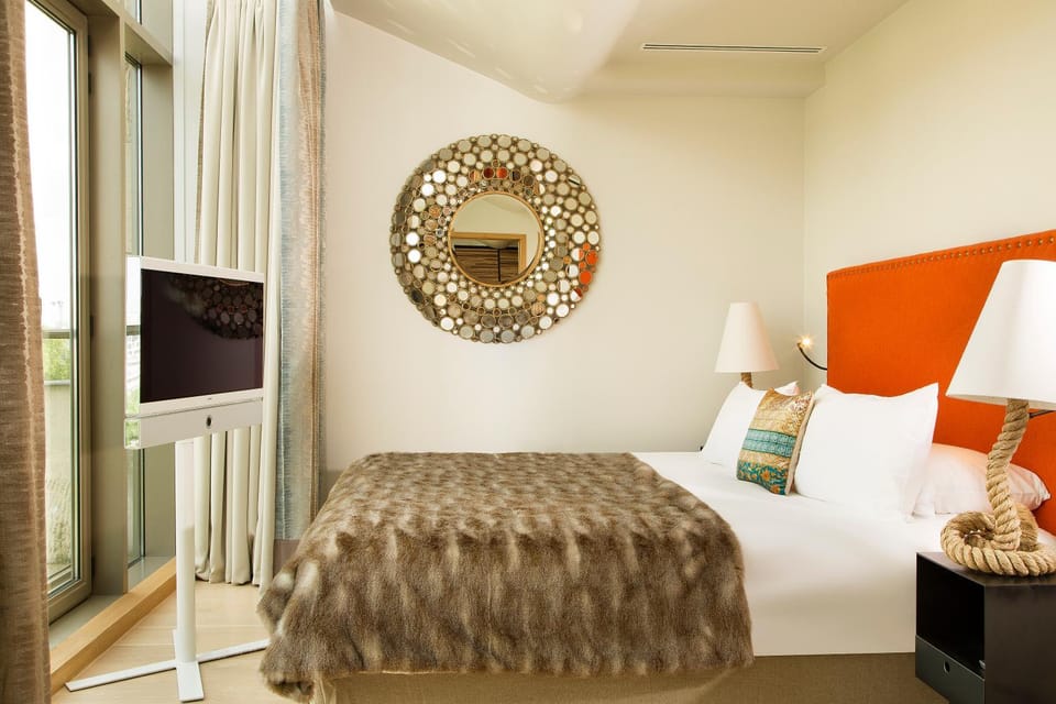 Photo of the whole room, Decorative detail