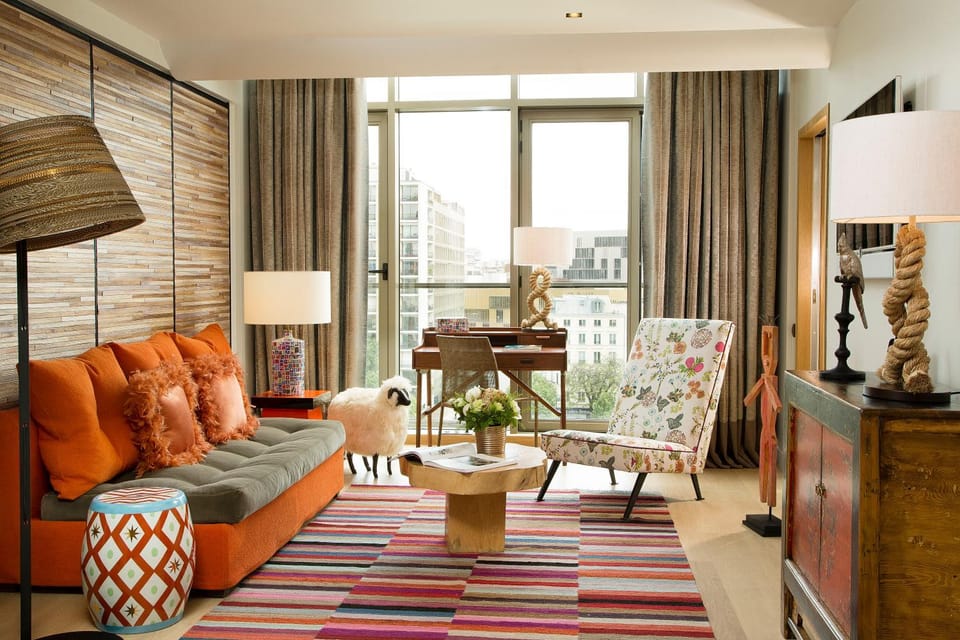 Living room, Photo of the whole room, Decorative detail, City view, River view