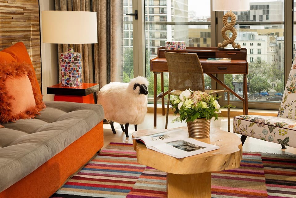 Living room, Decorative detail, Seating area, City view, River view