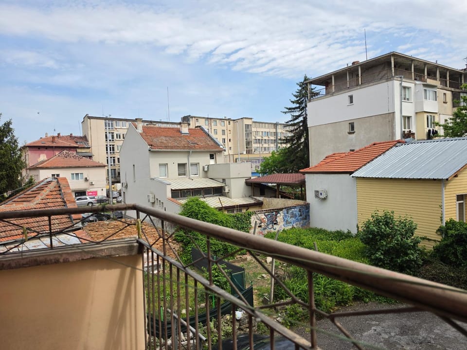 Spacious 4-Room Flat in Center - Sleeps 6 - Walk Everywhere Apartment in Pleven