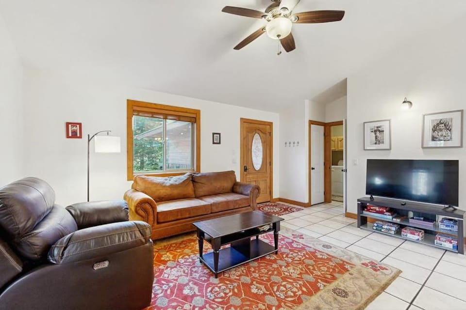 Pet-Friendly Cabin Fenced Yard Near Lake Cabin in Valley County
