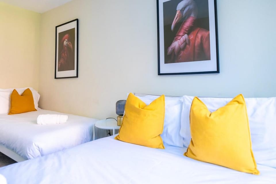 #149 Stylish Apartment Near Westbourne Centre - Sleeps10 - Perfect for Families Apartment in Poole