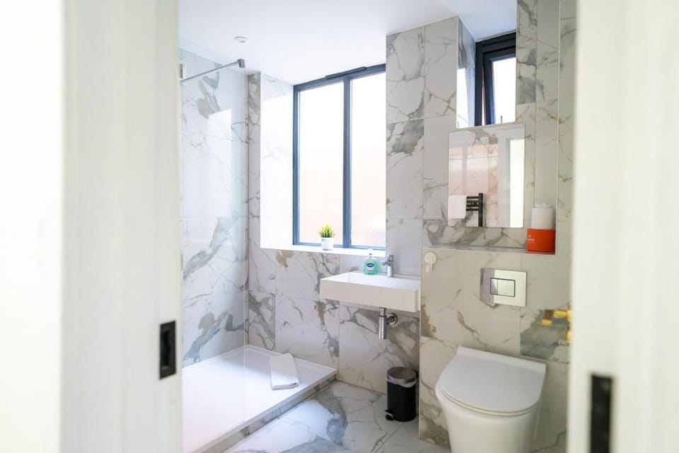#149 Stylish Apartment Near Westbourne Centre - Sleeps10 - Perfect for Families Apartment in Poole