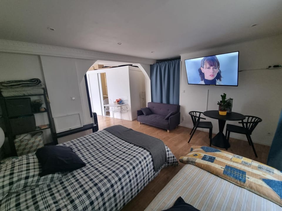 Bed, TV and multimedia, Seating area, Bedroom
