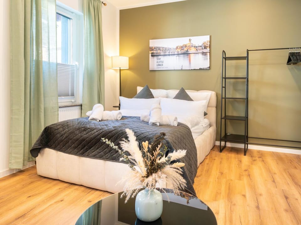 Bed, Bedroom, storage, towels, towels