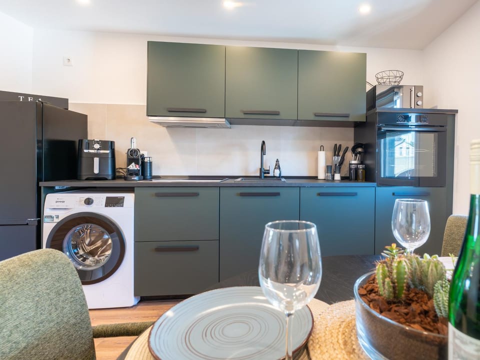 Coffee/tea facilities, Kitchen or kitchenette, Dining area, dishwasher, stove, washing machine, kitchen
