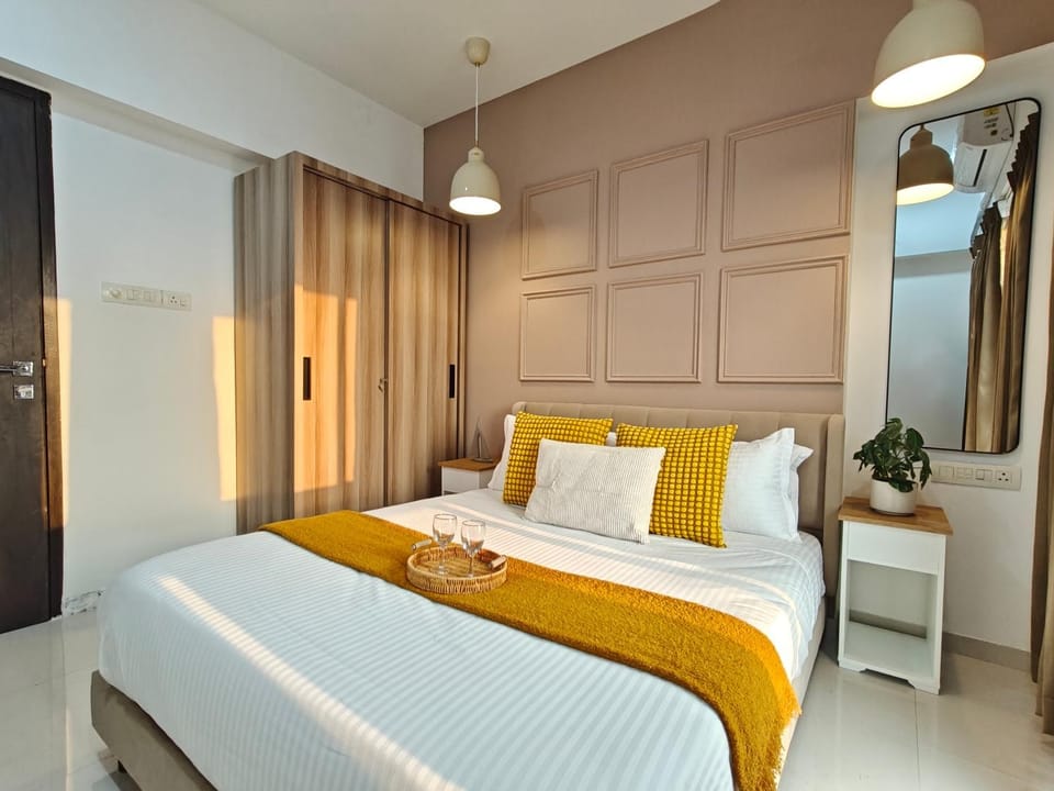 Photo of the whole room, Bedroom