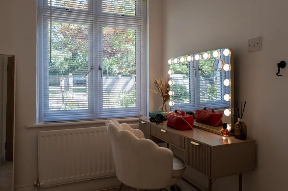 Perfect Booking Modern Home By High Street House in Rochester