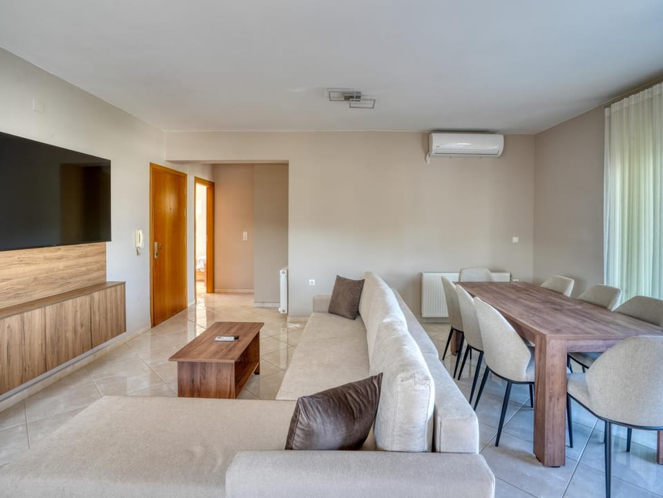 TV and multimedia, Living room, Seating area, Dining area