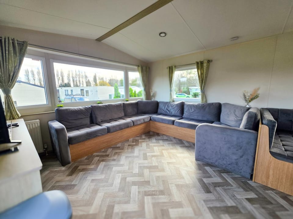 Static Caravan 3 Bed Sleeps 8 Dog Friendly Parking House in Northampton