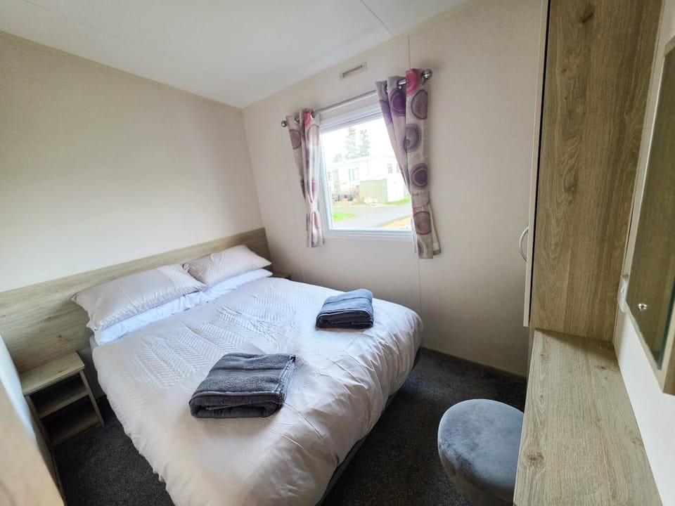 Static Caravan 3 Bed Sleeps 8 Dog Friendly Parking House in Northampton