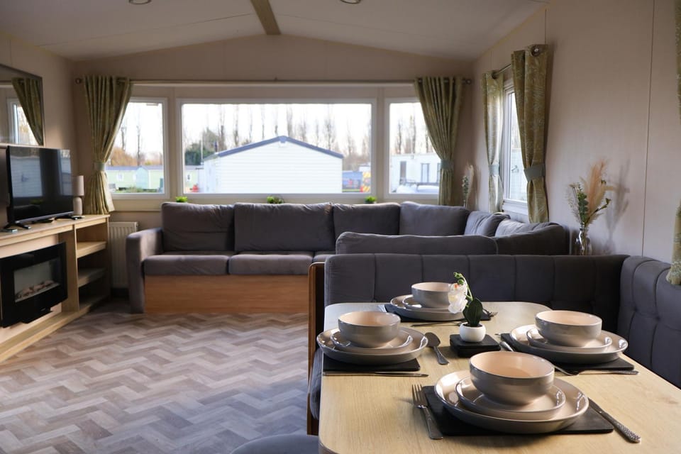 Static Caravan 3 Bed Sleeps 8 Dog Friendly Parking House in Northampton