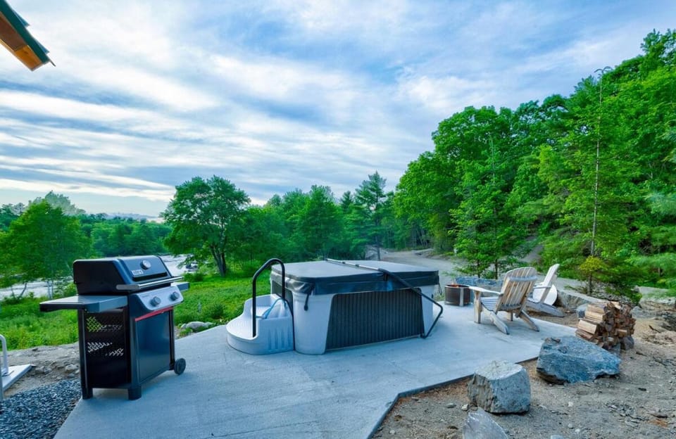 River Views and Private Hot Tub -- The Willow Cabin Cabin in Ellsworth
