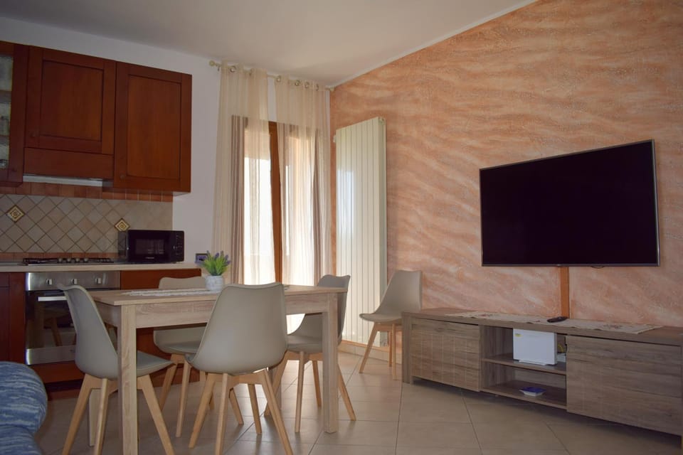 Communal lounge/ TV room, TV and multimedia, Living room, Dining area