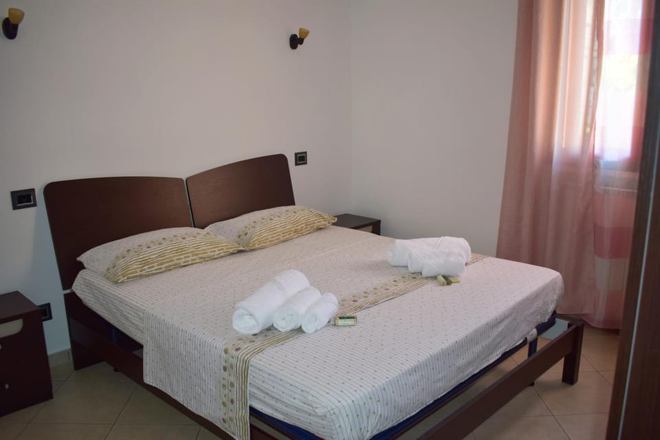 Bedroom, towels