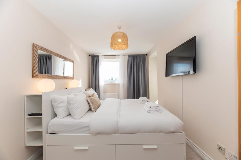 Bed, TV and multimedia, Bedroom