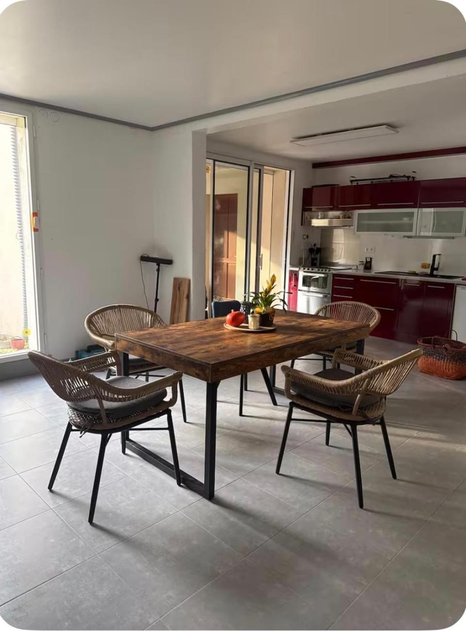 Kitchen or kitchenette, Dining area