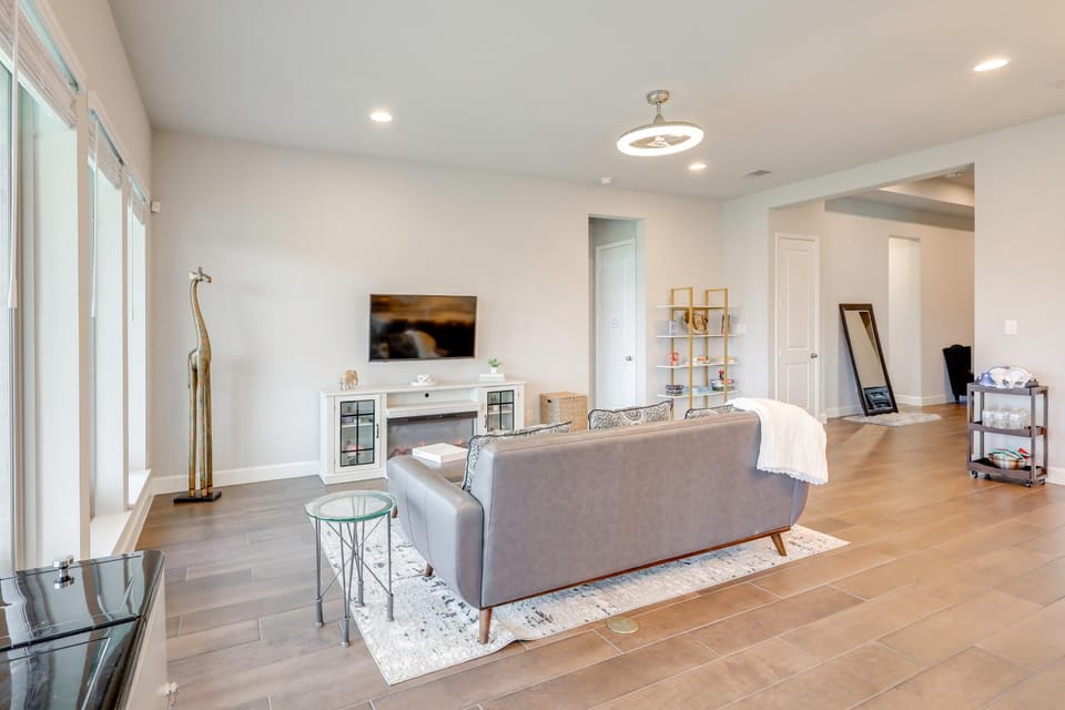 10 Min From Austin! High-End Home w/ Nice Backyard House in Rio Grande