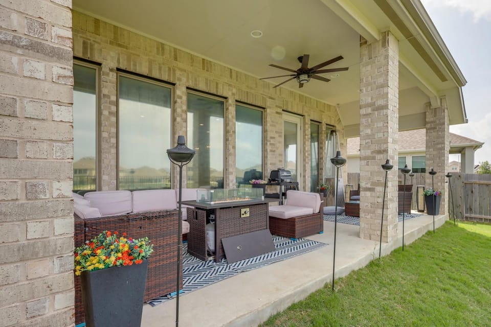 10 Min From Austin! High-End Home w/ Nice Backyard House in Rio Grande