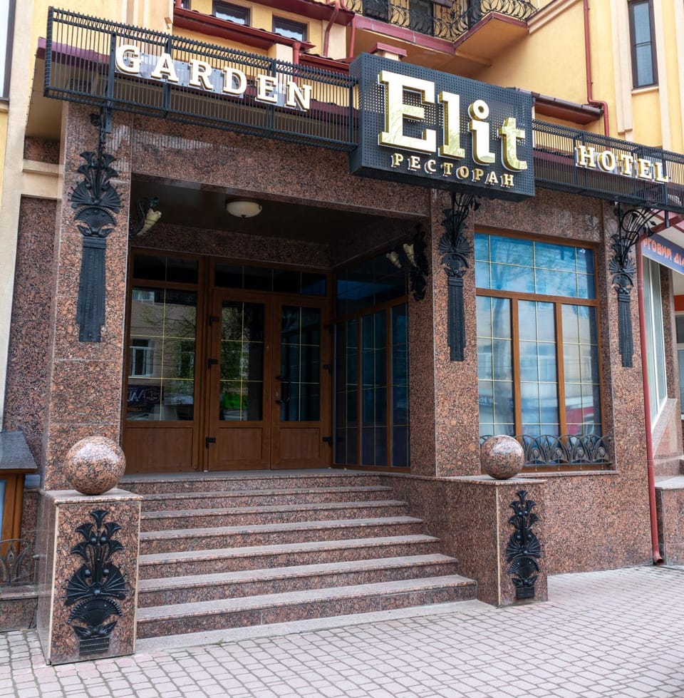Property building, Restaurant/places to eat, Facade/entrance, Breakfast