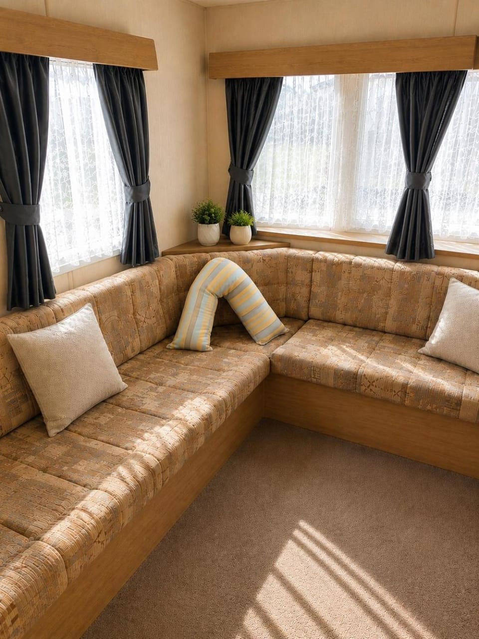 Beachside 3 Bed Caravan with Deck & Outside Seating Mablethorpe Apartment in Mablethorpe
