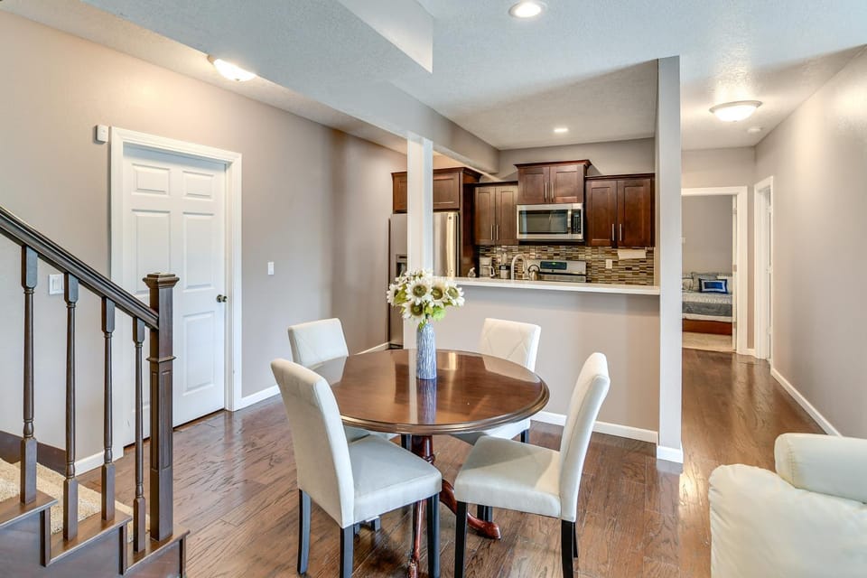 4 Mi to Easter Lake Park! Inviting Rental w/ Patio Apartment in Des Moines