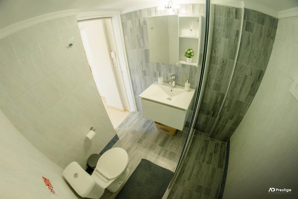 Shower, Toilet, Bathroom, Internal: Not applicable to any particular room