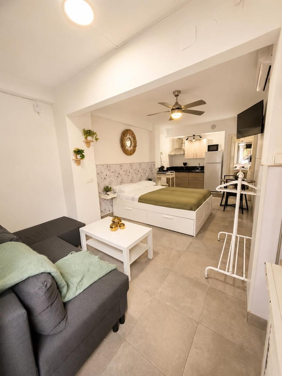 Bed, TV and multimedia, Kitchen or kitchenette, Living room, Photo of the whole room, Dining area, Bedroom, air conditioner