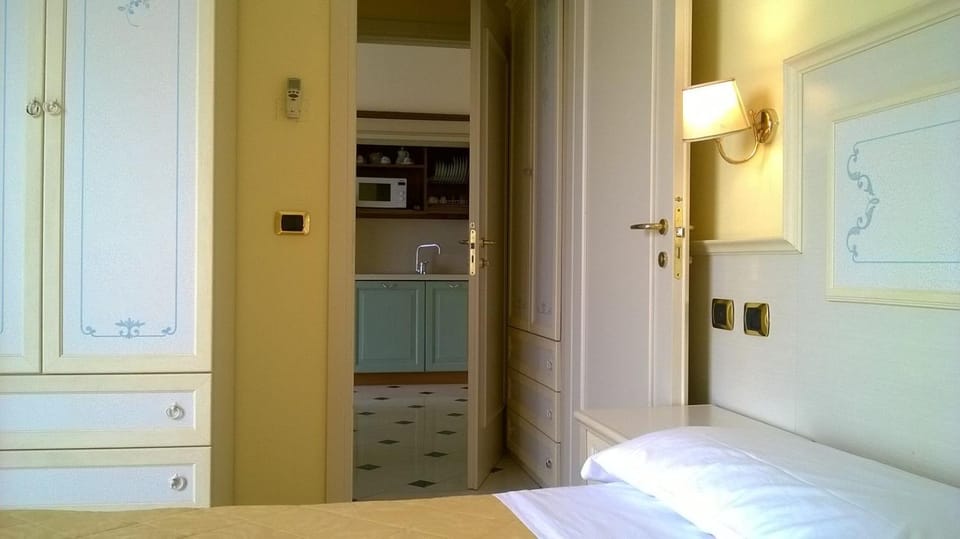 Kitchen or kitchenette, Photo of the whole room, Bedroom