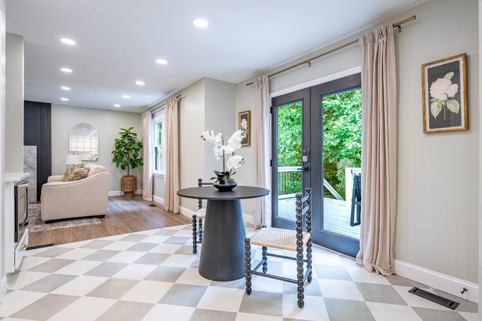 Family Home Near LakePoint with Porch Swing House in Cartersville