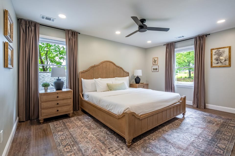 Family Home Near LakePoint with Porch Swing House in Cartersville