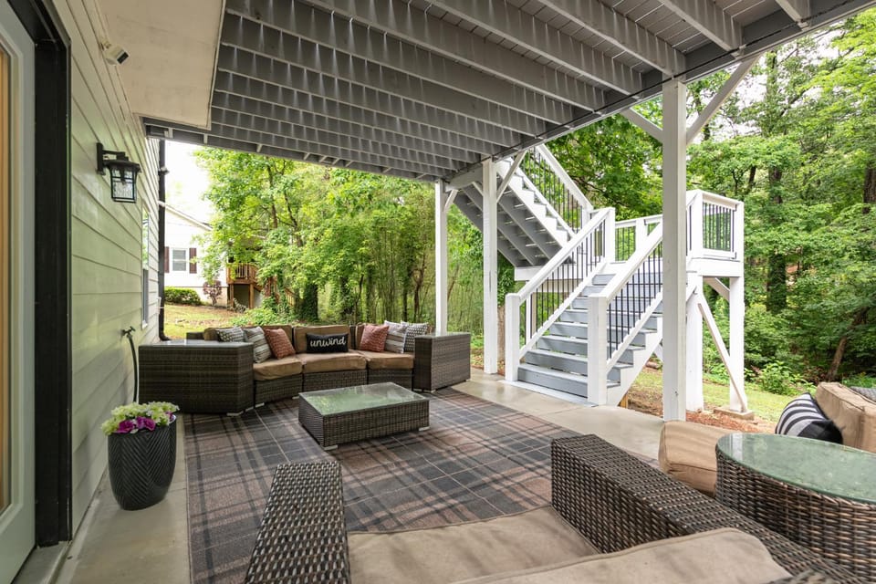 Family Home Near LakePoint with Porch Swing House in Cartersville