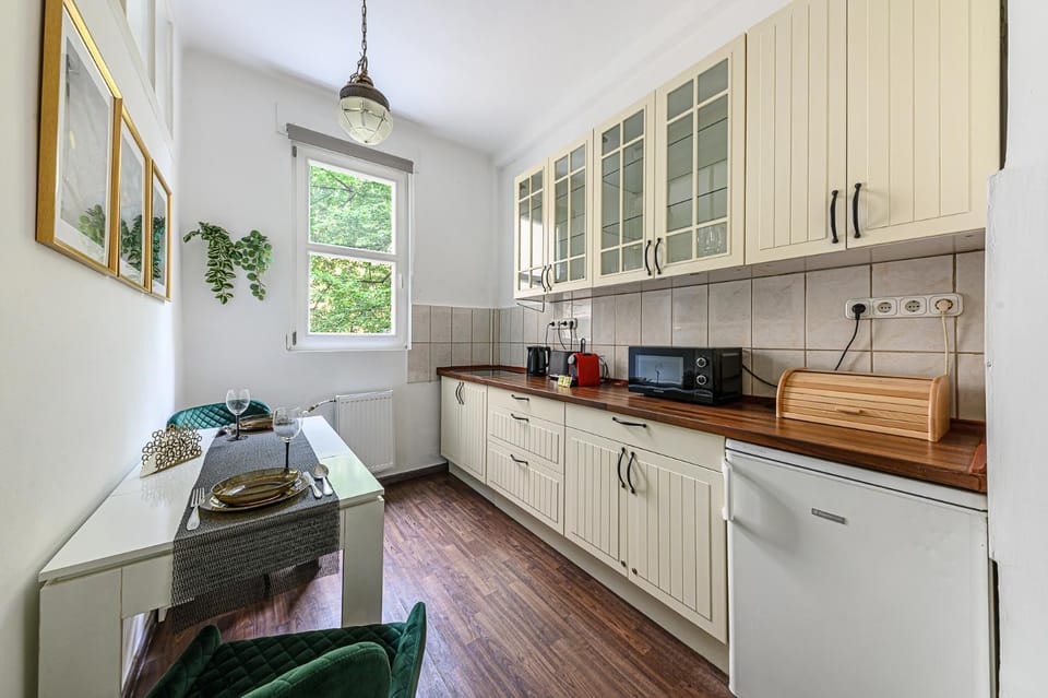 Coffee/tea facilities, Kitchen or kitchenette, Dining area, toaster