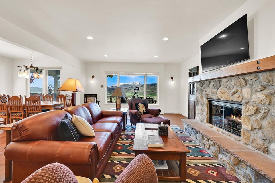Stunning Mountain and Valley Views with Hot Tub Sleeps 16 House in Eden