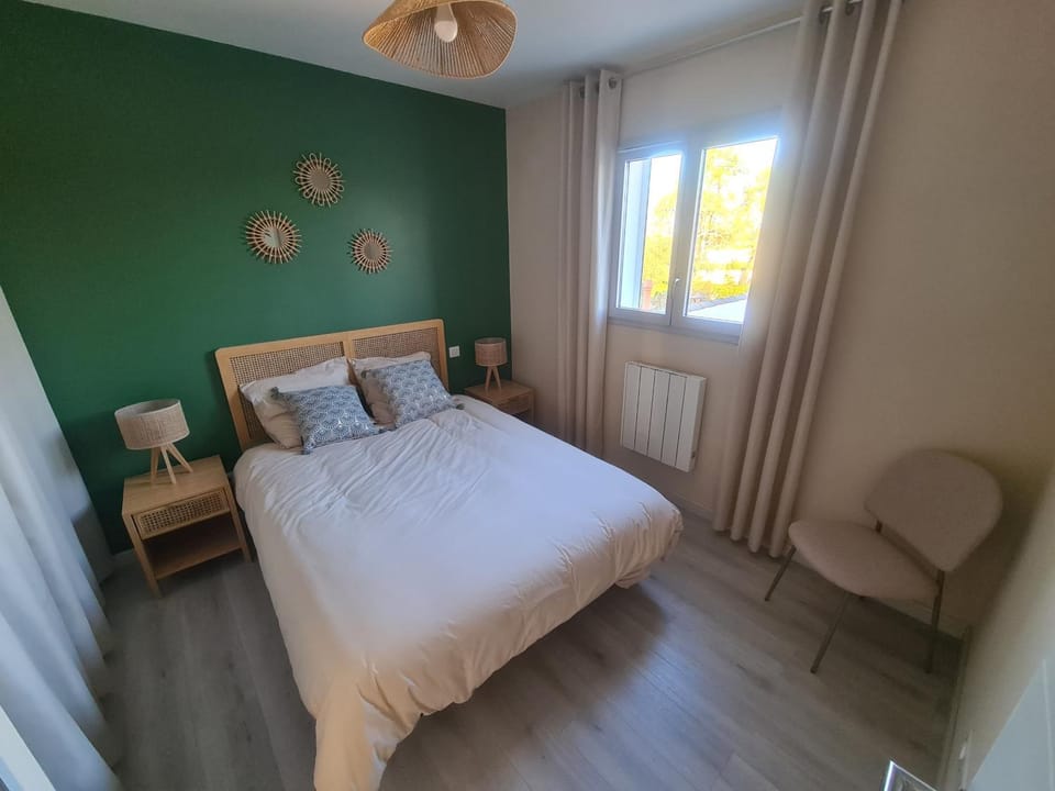 Maison neuve clim & bar d'été sur jardin House in Royan
