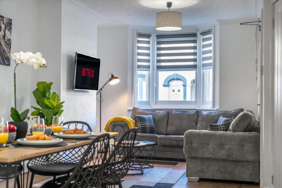 3bd House, Ideal for contractors, Corporate stays or Families Apartment in Swindon