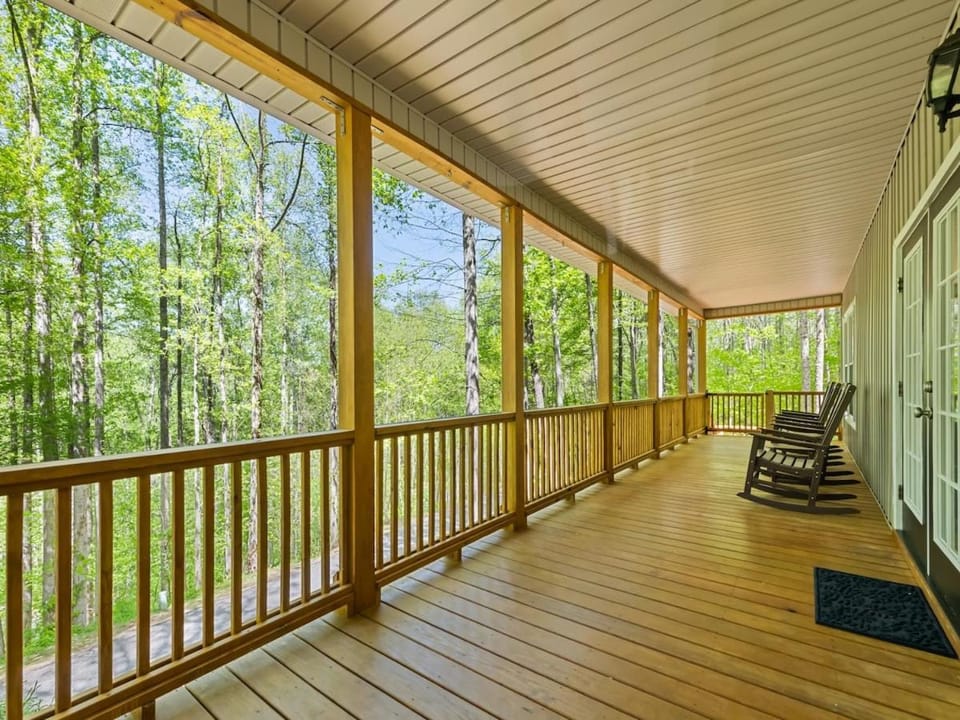 Peak-A-View Cabin, Sleeps 6, 3 BR, Fire Pit, Gas Fire Place Cabin in Maggie Valley