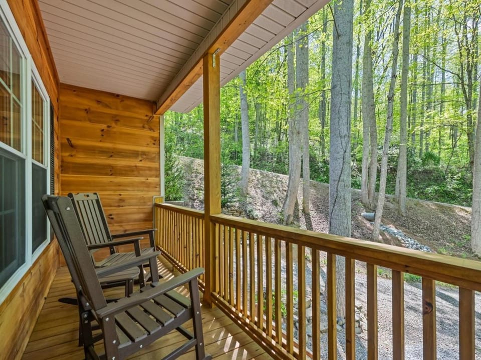 Peak-A-View Cabin, Sleeps 6, 3 BR, Fire Pit, Gas Fire Place Cabin in Maggie Valley
